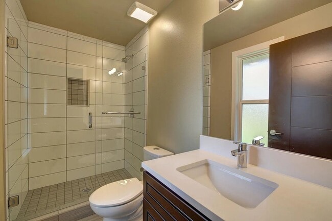 Building Photo - 3bd/2ba Federal Way House