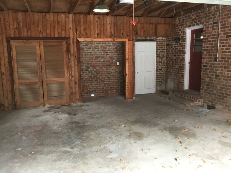 Double garage with laundry - 312 Harvey Cir