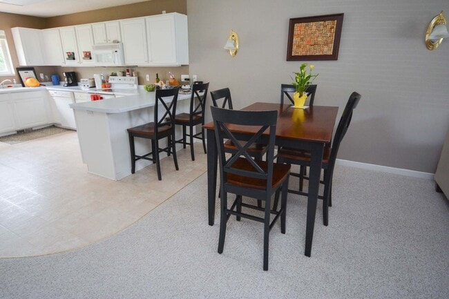 Building Photo - Private End-Unit Townhome with Walkout Basement