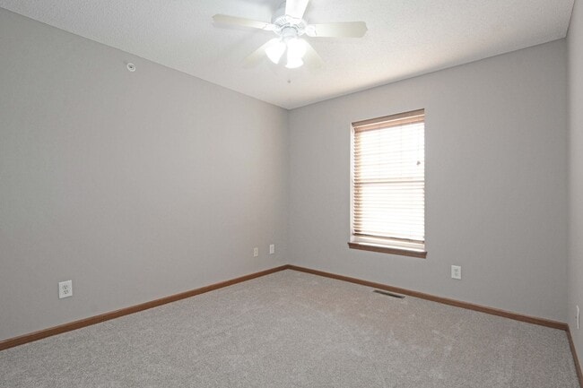 Building Photo - Beautiful 2-Bedroom 3-Bathroom Townhouse in Plymouth!