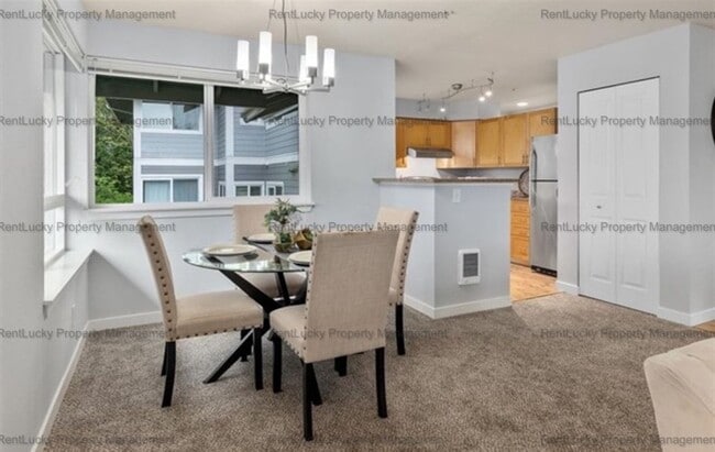 Building Photo - Spacious Cambria Hills Condo – Vaulted Cei...