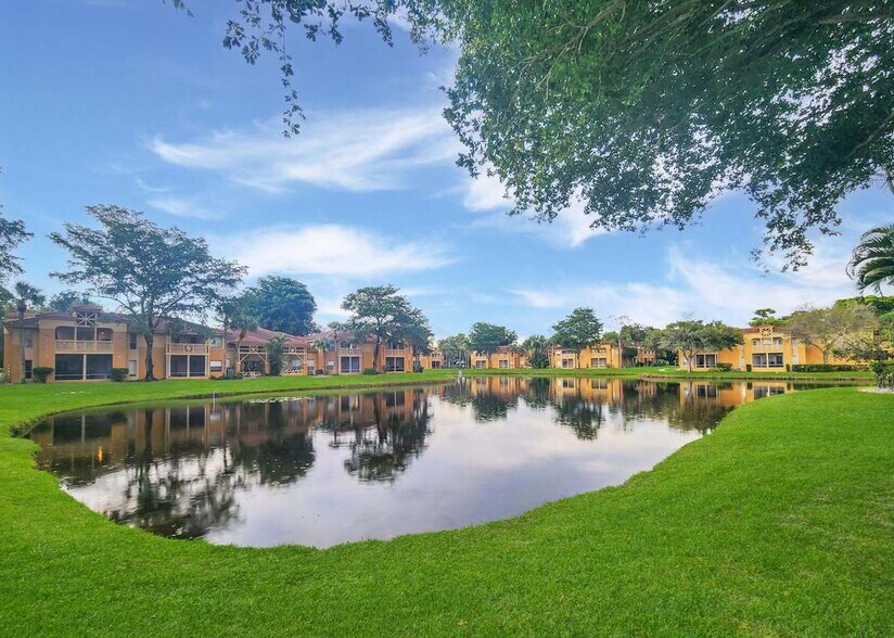 Building Photo - 4831 Via Palm Lks