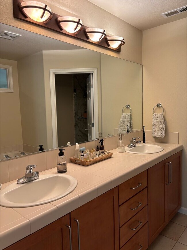 Building Photo - Gorgeous River Canyon Community Home!