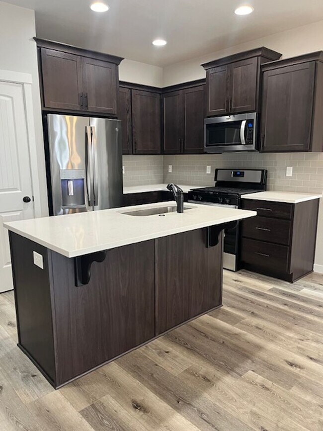 Building Photo - 3 Bedroom 2.5 Bath Newberg OR