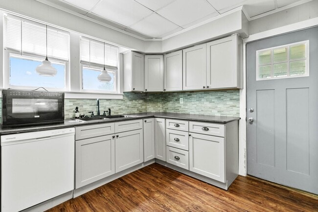 Building Photo - ? Charming Home in the Heart of Newark! ?