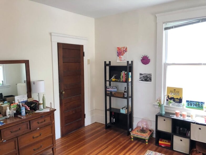 Back Bedroom - 94 Linden St