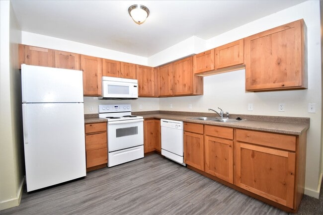 Building Photo - 2 Bed 1 Bath Garden Level Apartment! Easy Access to Downtown, Shopping and MSU!