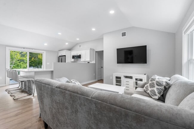 Building Photo - Newly renovated Winter Rental between Long Beach and Good Harbor!