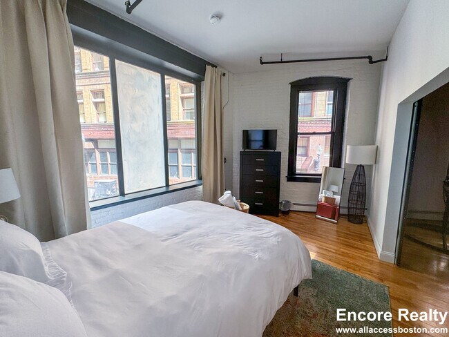 Building Photo - 19 Stanhope St