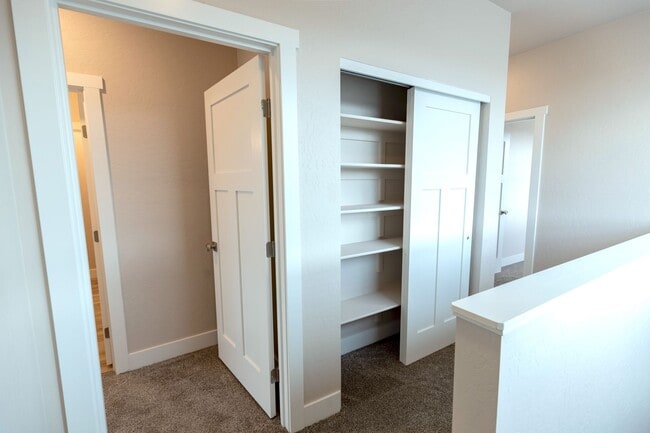 Building Photo - Beautiful 3br Townhome w 1-car Garage (2024)