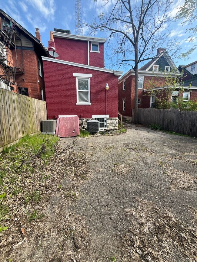 Building Photo - 235 Emming St