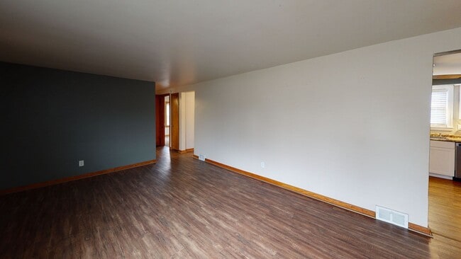 Building Photo - Charming 3-Bedroom, 2-Bath Single-Family H...