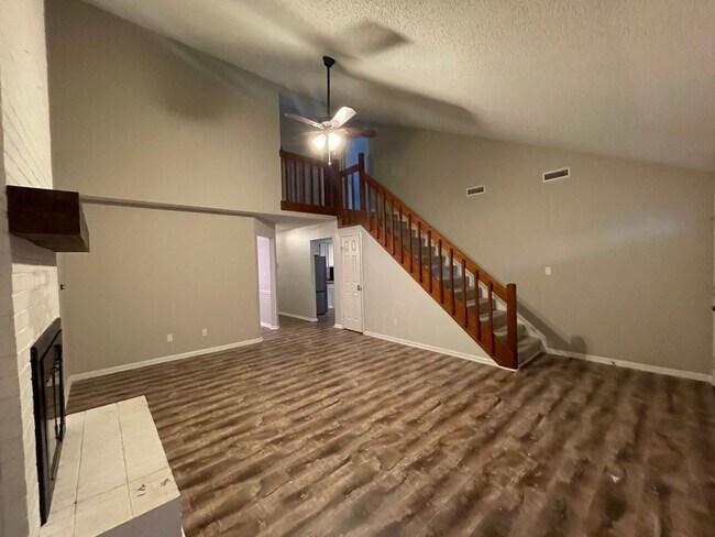Building Photo - 4 BED / 3 BATH SINGLE FAMILY IN SALEM LAKES!