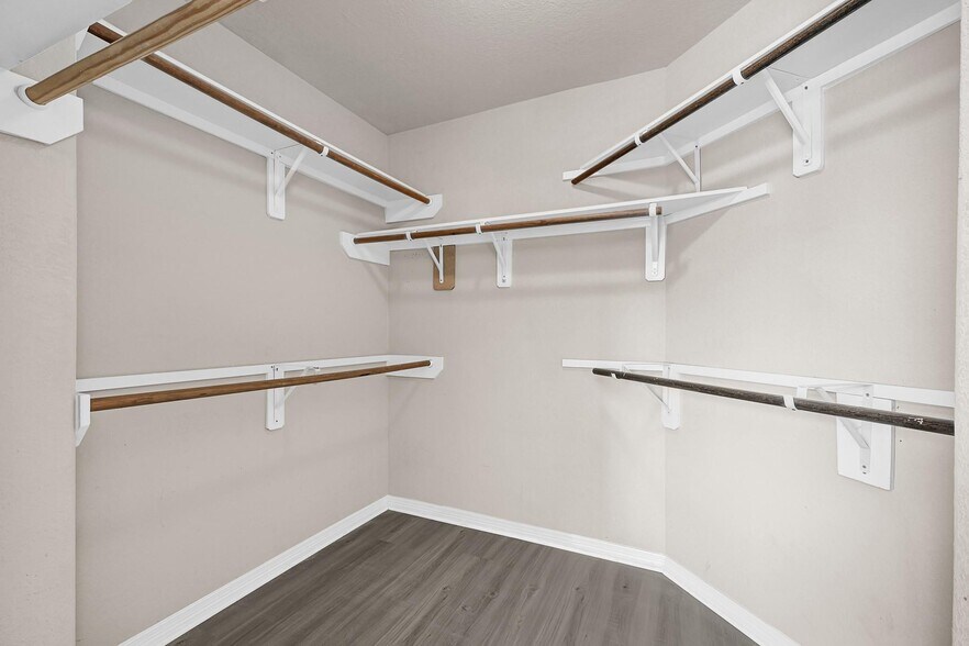 Walk In Owners Closet - 811 Belvedere Dr