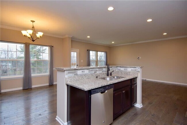 Building Photo - 618 Edison Dr