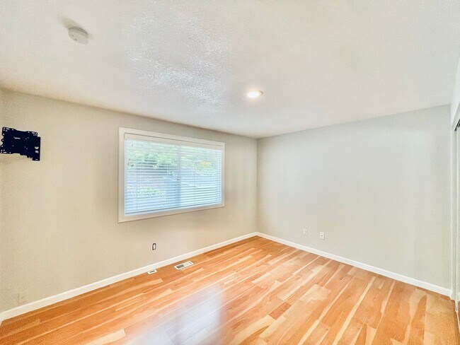 Building Photo - Beautifully Renovated 5 Bedroom House with Large Yard!