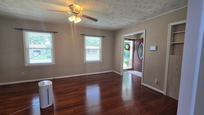 Building Photo - 650 E Raynor Dr
