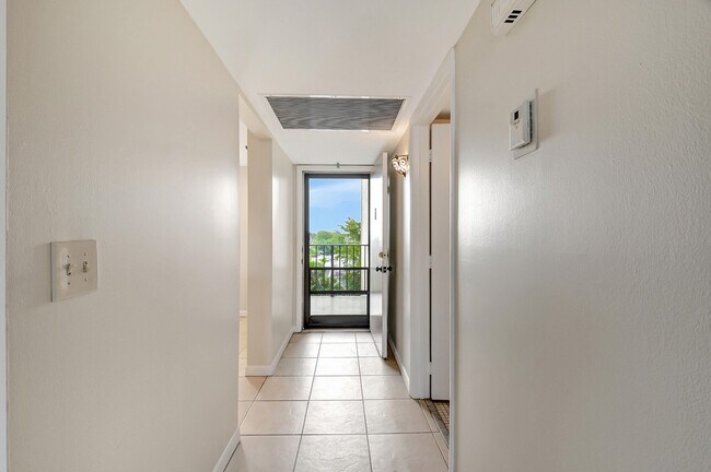 Building Photo - 21 Royal Palm Way