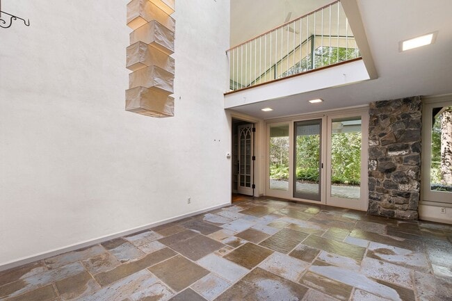 Building Photo - Mid Centurty Modern Home