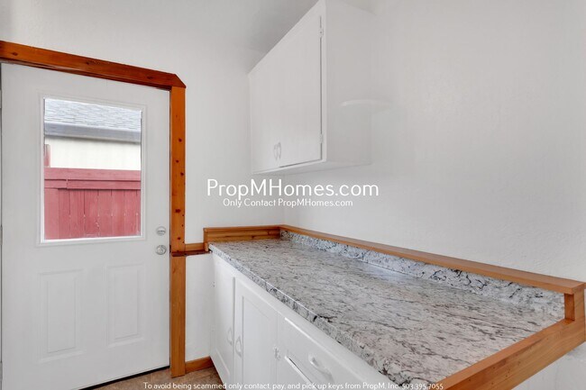 Building Photo - Updated Cottage in Gladstone!