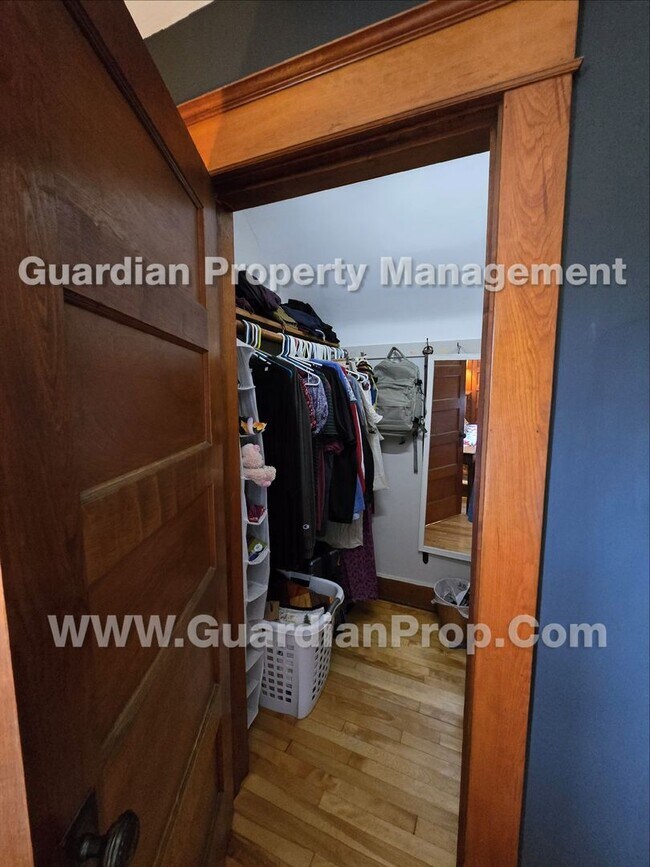 Building Photo - House Available Sep 1st, Move in special for Sep move-in! Updated Kitchen & Baths, Large Fenced Y...