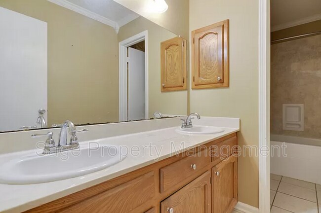Building Photo - 5365 Sleepy Hollow Dr