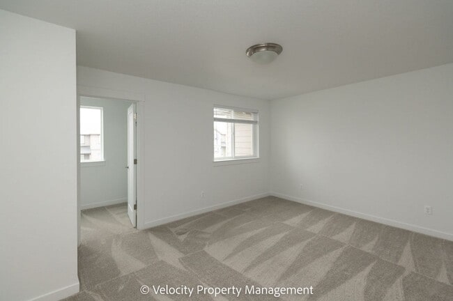 Building Photo - 3 Bedroom Townhome close to Hospital!