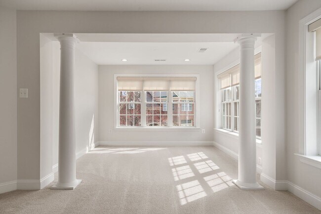 Building Photo - Stunning 4 level detached home close to the Mosaic District in Fairfax!