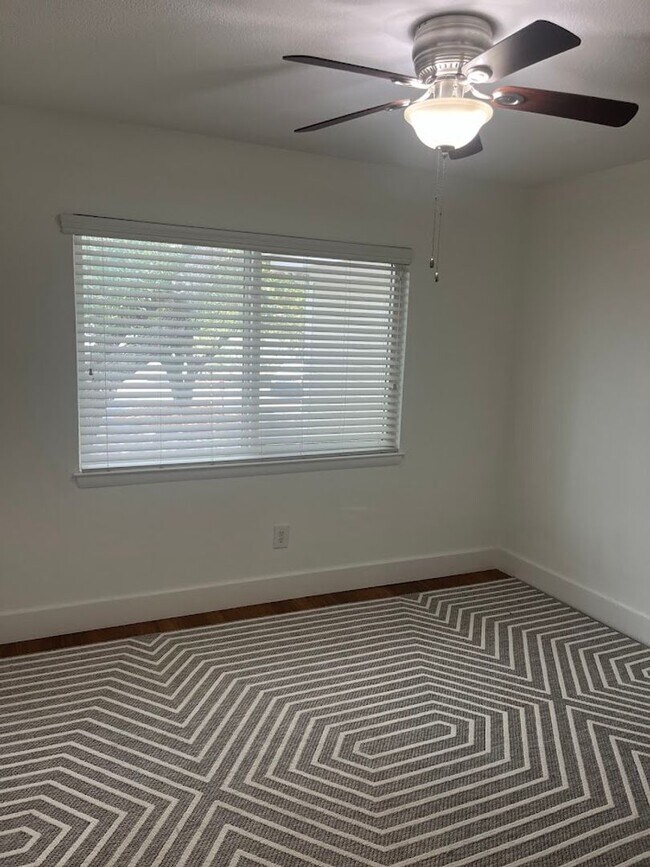 Building Photo - Great 2 BR/2 BA Condo in East Bridge Town ...