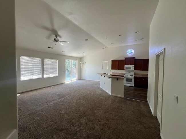 Building Photo - Beautiful Home located in Autumn Winds, Fe...