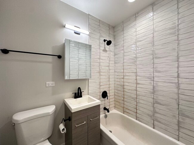 Building Photo - 661 W Wrightwood Ave