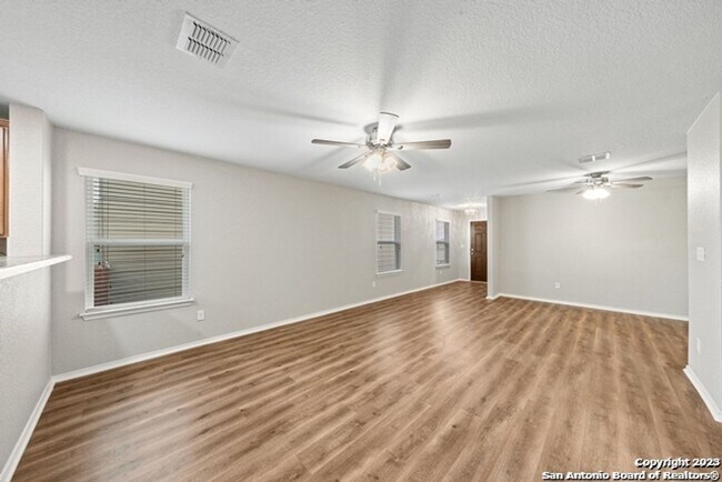 Building Photo - 3 Bedroom/2 Bath Silver Canyon Subdivision