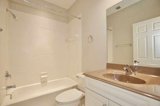 Building Photo - Stunning 2/2.5 Spacious Townhome with a Lo...