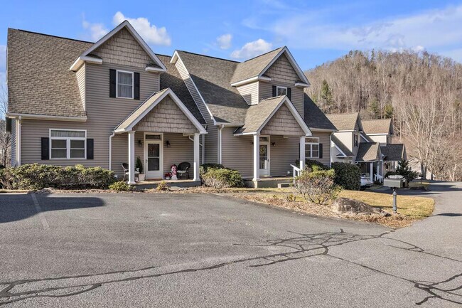 Building Photo - 270 Creatwood Trail