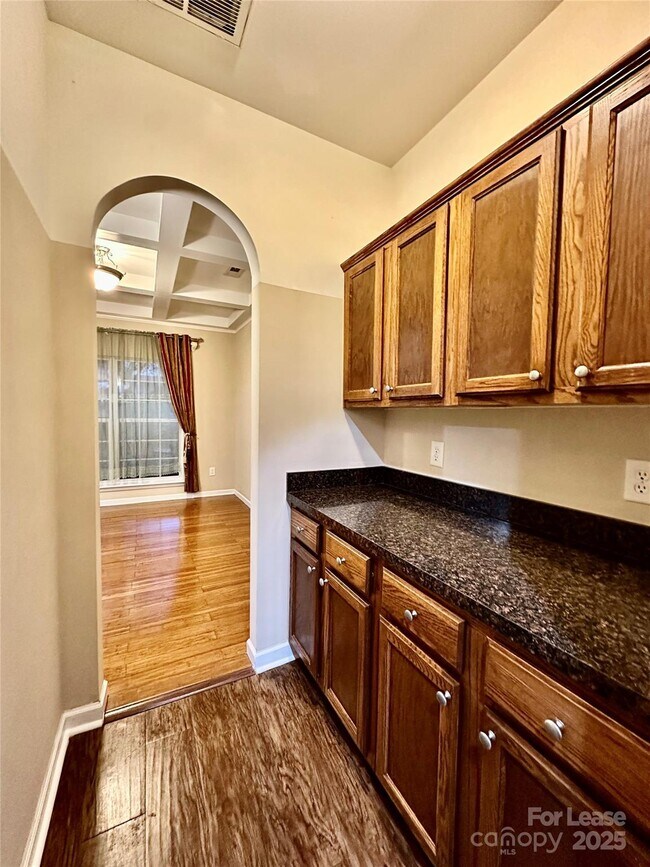 Building Photo - 1913 Thorn Crest Dr