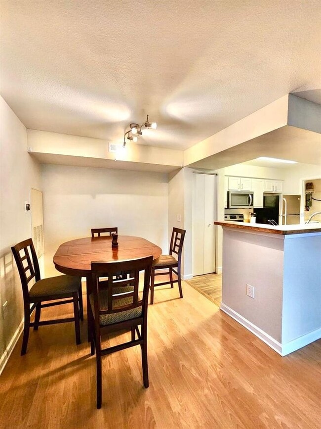 Building Photo - Fully upgraded 2/2 condo in the heart of K...