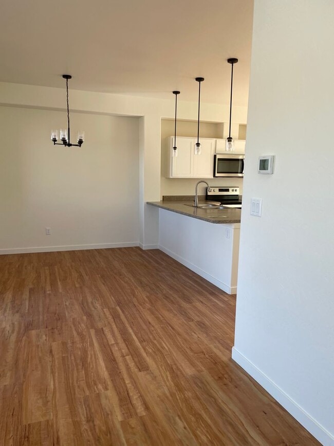 Building Photo - 3 Bedroom/2 1/2 bath, 2 car garage availab...