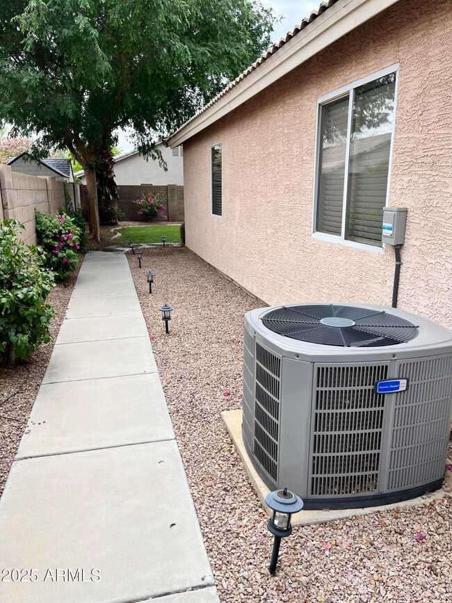 Building Photo - 2877 E Terrace Ave