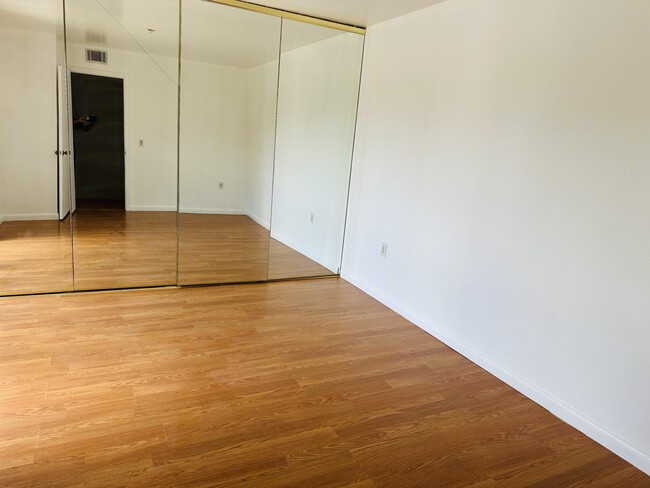 Building Photo - 736 7th Way