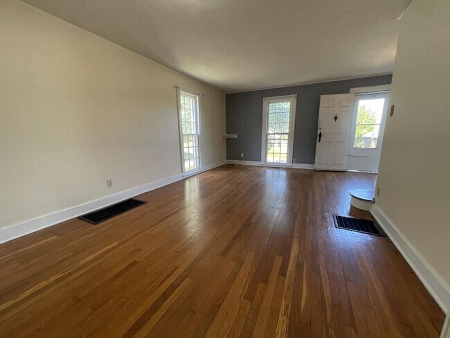 Building Photo - 405 S Eagleson Ave