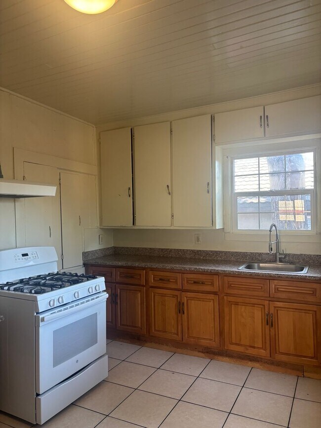 Building Photo - 3 Bed/2 Bath with additional bonus room. D...