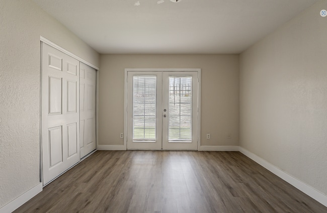Building Photo - Beautifully remodeled 3bed/2ba Townhome - Ask about our Move-in Specials