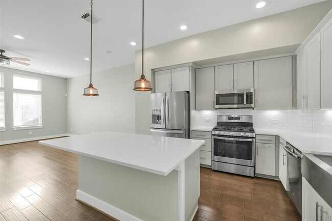 Building Photo - 720 W Donovan St