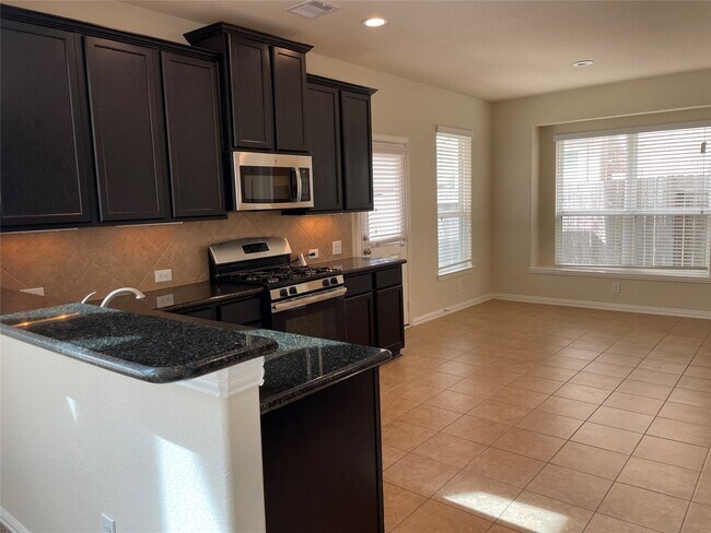 Building Photo - 627 Oak Cir Dr E