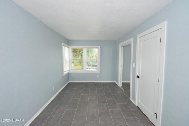 Building Photo - 403 N Oleander Ave