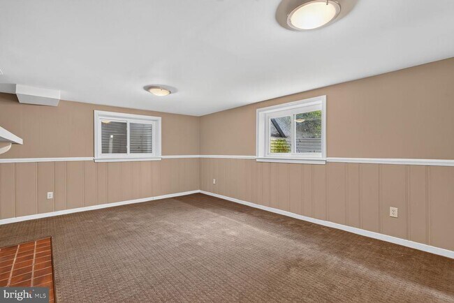 Building Photo - 7215 Rollingwood Dr