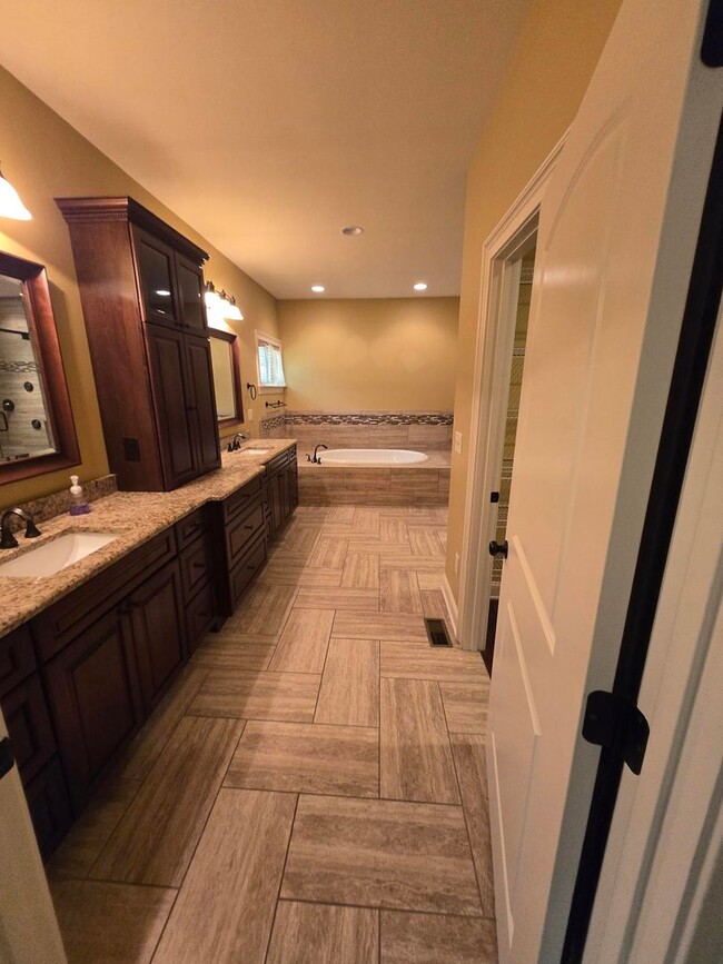 Building Photo - Luxury 4-Bedroom Home with Outdoor Oasis i...