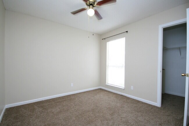 Building Photo - 105 Oakline Dr