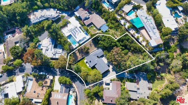 Building Photo - 935 N Kenter Ave