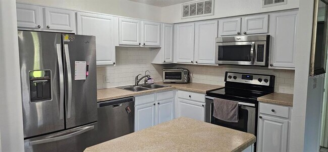 Building Photo - 320 Forestway Cir